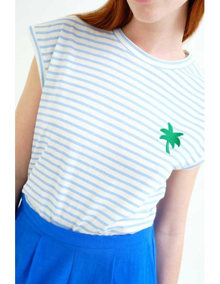 CAMISETA CON ESTAMPADO DE RAYAS BLANCO Y AZUL.