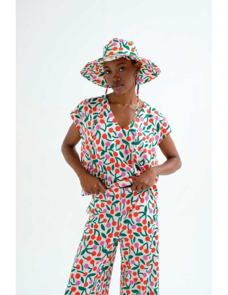 TOP PLAYERO CON ESTAMPADO GUINDA.