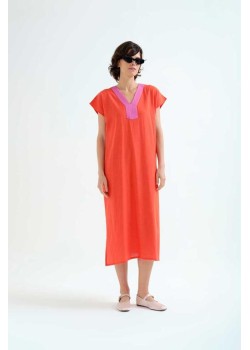 KAFTAN LARGO NARANJA CON ESCOTE ROSA.