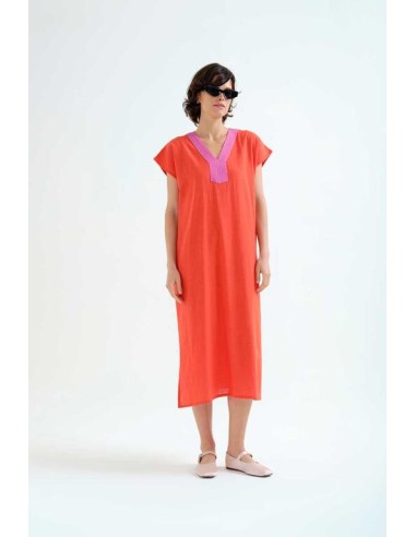 KAFTAN LARGO NARANJA CON ESCOTE ROSA.