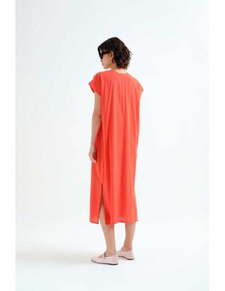 KAFTAN LARGO NARANJA CON ESCOTE ROSA.