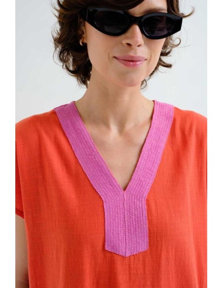 KAFTAN LARGO NARANJA CON ESCOTE ROSA.
