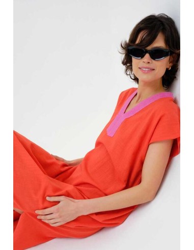 KAFTAN LARGO NARANJA CON ESCOTE ROSA.