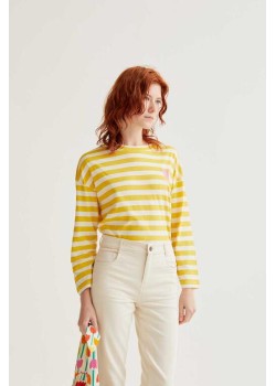 CAMISETA CON ESTAMPADO DE RAYAS AMARILLAS CON BORDADO DE TULIPÁN.