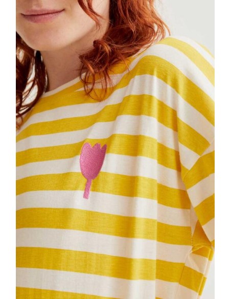 CAMISETA CON ESTAMPADO DE RAYAS AMARILLAS CON BORDADO DE TULIPÁN.