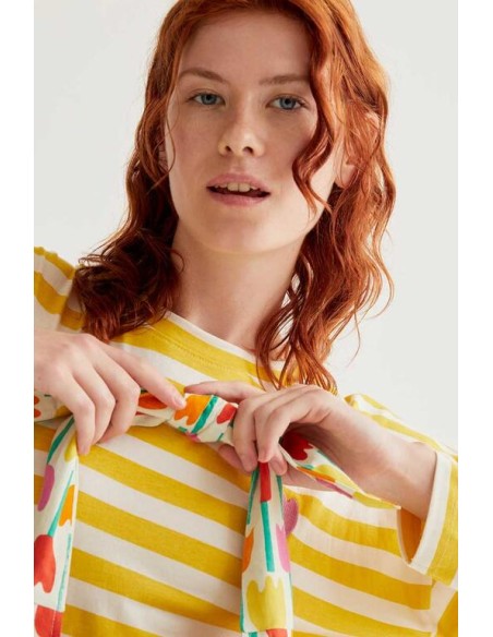 CAMISETA CON ESTAMPADO DE RAYAS AMARILLAS CON BORDADO DE TULIPÁN.