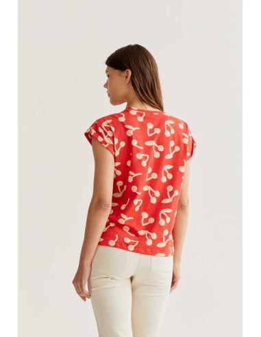 CAMISETA CON ESTAMPADO RED GUINDA.