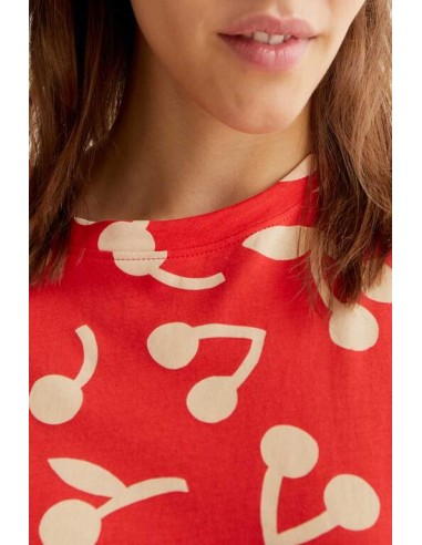 CAMISETA CON ESTAMPADO RED GUINDA.