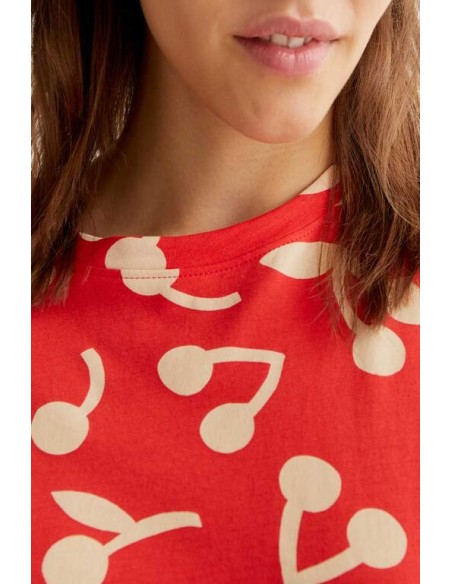 CAMISETA CON ESTAMPADO RED GUINDA.