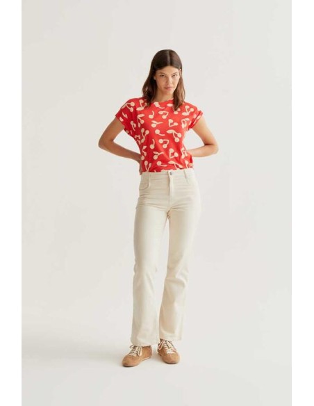 CAMISETA CON ESTAMPADO RED GUINDA.