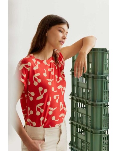 CAMISETA CON ESTAMPADO RED GUINDA.