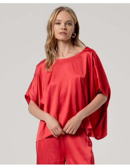 BLUSA ESTILO CAPA.