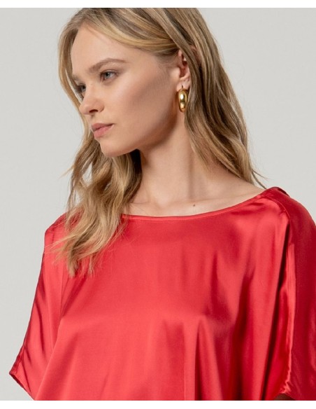 BLUSA ESTILO CAPA.
