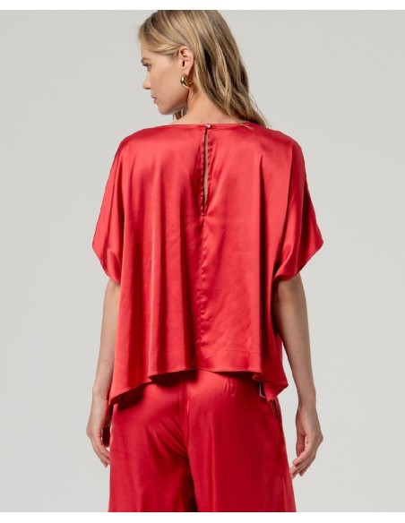 BLUSA ESTILO CAPA.