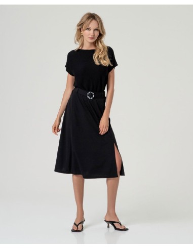 FALDA MIDI EVASÉ CON CINTURÓN NEGRO.