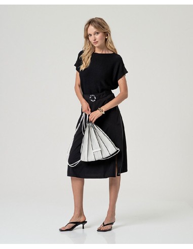 FALDA MIDI EVASÉ CON CINTURÓN NEGRO.