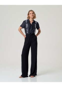 PANTALÓN RECTO CON BOLSILLOS.