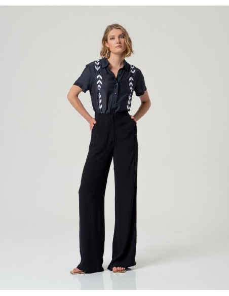 PANTALÓN RECTO CON BOLSILLOS.