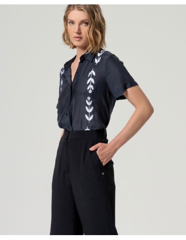 PANTALÓN RECTO CON BOLSILLOS.