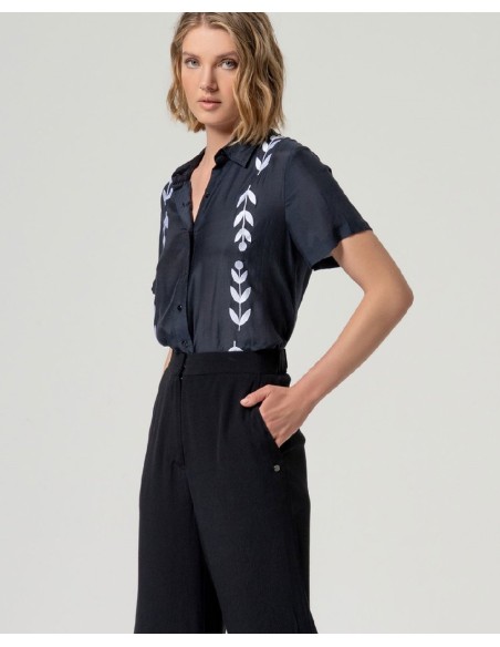 PANTALÓN RECTO CON BOLSILLOS.