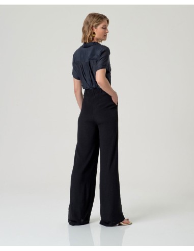 PANTALÓN RECTO CON BOLSILLOS.