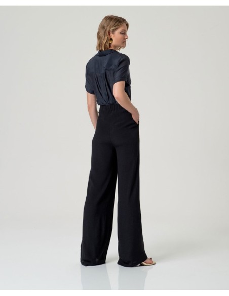 PANTALÓN RECTO CON BOLSILLOS.