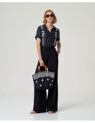 PANTALÓN RECTO CON BOLSILLOS.