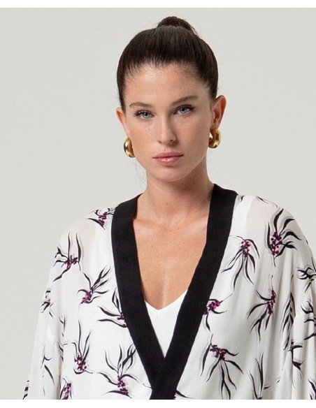 KIMONO FLUIDO CON CINTURÓN.