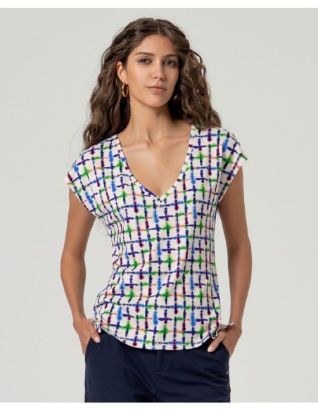 CAMISETA ESTAMPADA ESCOTE PICO.