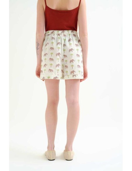 SHORTS CON ESATMPADO ELEFANTE.
