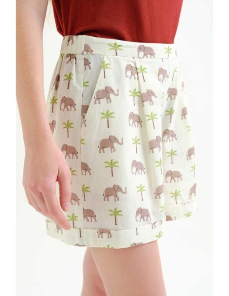 SHORTS CON ESATMPADO ELEFANTE.