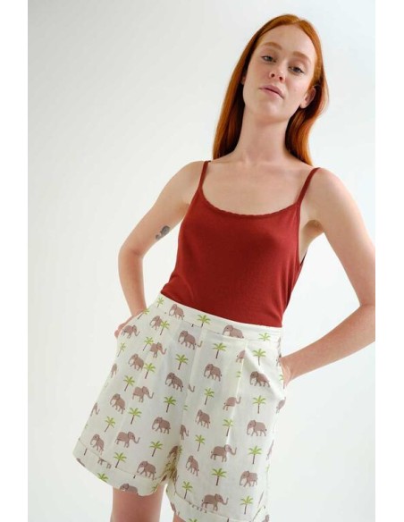 SHORTS CON ESATMPADO ELEFANTE.