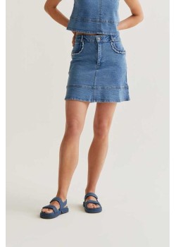 FALDA CORTA DENIM AZUL CON DETALLE DE VOLANTES.