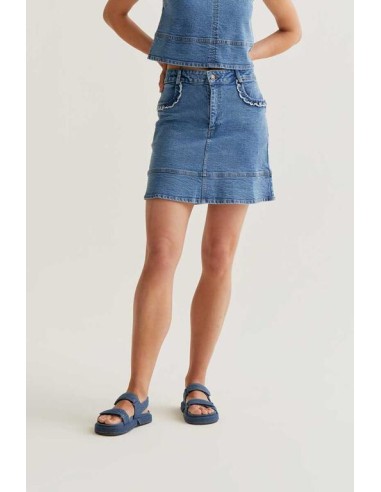 FALDA CORTA DENIM AZUL CON DETALLE DE VOLANTES.