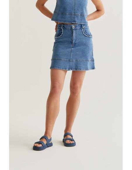 FALDA CORTA DENIM AZUL CON DETALLE DE VOLANTES.