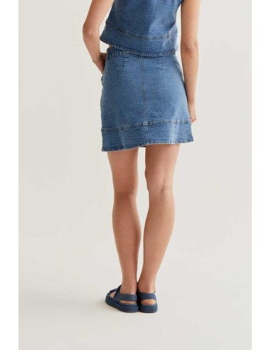 FALDA CORTA DENIM AZUL CON DETALLE DE VOLANTES.