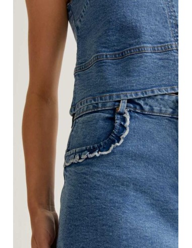 FALDA CORTA DENIM AZUL CON DETALLE DE VOLANTES.