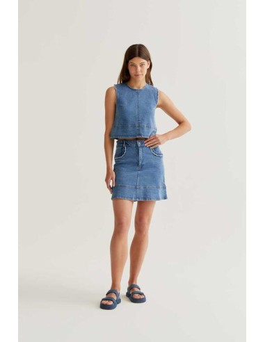 FALDA CORTA DENIM AZUL CON DETALLE DE VOLANTES.