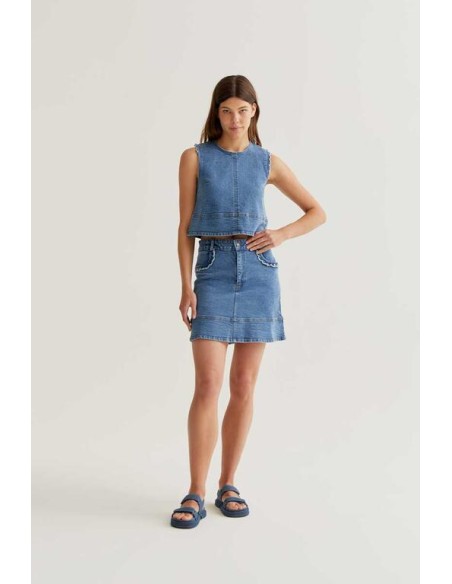 FALDA CORTA DENIM AZUL CON DETALLE DE VOLANTES.