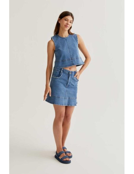 FALDA CORTA DENIM AZUL CON DETALLE DE VOLANTES.