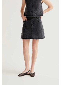 FALDA CORTA DENIM NEGRA CON DETALLE DE VOLANTES.
