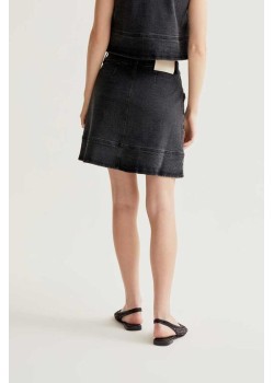 FALDA CORTA DENIM NEGRA CON DETALLE DE VOLANTES. 2