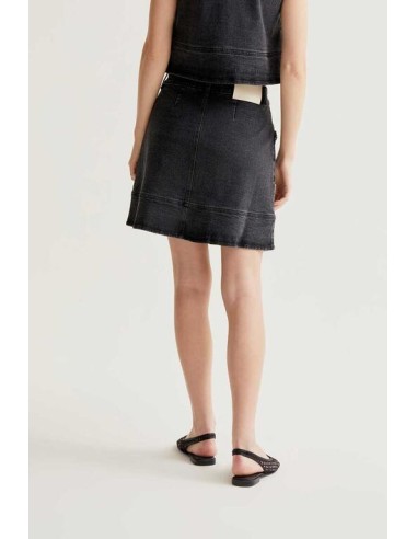 FALDA CORTA DENIM NEGRA CON DETALLE DE VOLANTES.