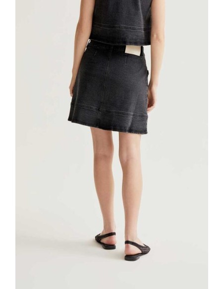 FALDA CORTA DENIM NEGRA CON DETALLE DE VOLANTES.