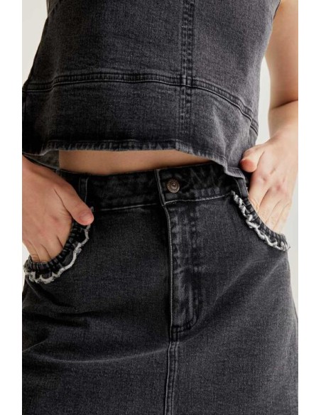 FALDA CORTA DENIM NEGRA CON DETALLE DE VOLANTES.
