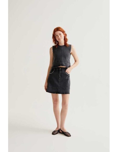 FALDA CORTA DENIM NEGRA CON DETALLE DE VOLANTES.