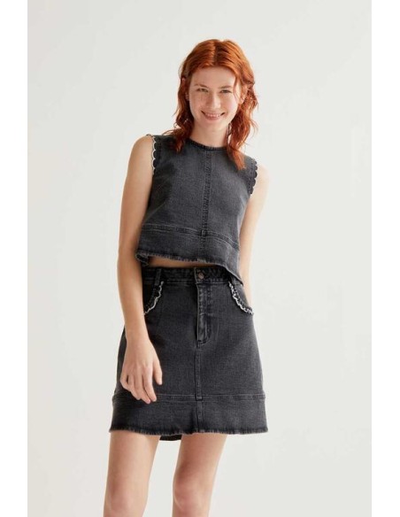 FALDA CORTA DENIM NEGRA CON DETALLE DE VOLANTES.