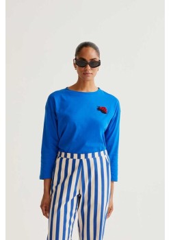 CAMISETA AZUL CON BORDADO COCCINELA.