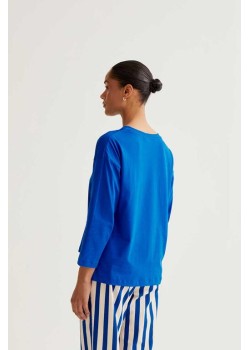 CAMISETA AZUL CON BORDADO COCCINELA. 2