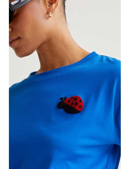 CAMISETA AZUL CON BORDADO COCCINELA.